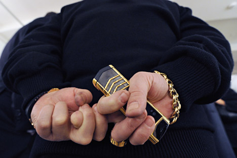 Autoriteti iz svijeta kriminala nose sad marke kao što je Brioni, zlatne lance debljine jednog prsta i koriste luksuzne mobitele Vertu. Izvor: Kommersant