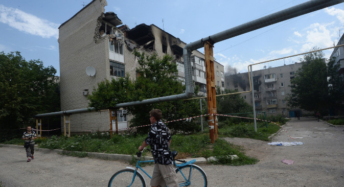 Stambena zgrada u ruskom pograničnom gradu Donjecku oštećena u granatiranju s ukrajinskog teritorija. Izvor: RIA Novosti.