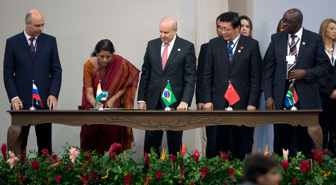 Predstavnici zemalja BRICS-a potpisuju sporazum o stvaranju zajedničke banke. Izvor: AP//PHOTO