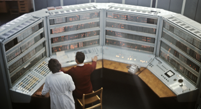 Komandna tabla sovjetskog kompjutera klase BESM (razrađene početkom 1950-ih) u Ujedinjenom institutu za nuklearna istraživanja (Dubna, Moskovska Oblast). Izvor: RIA Novosti. 