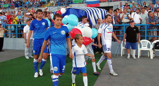 Igrači izlaze na teren na utakmici 3. kola Prvenstva Rusije u zoni "Jug" između dva Krimska kluba: FK SKČF (Sevastopolj) i FK TSK (Simferopol). Izvor: RIA Novosti 
