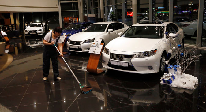 Zbog naglog smanjenja tečaja rublja u odnosu na dolar i euro, u Rusiji su obustavljene prodaje stranih automobila. Izvor: Reuters
