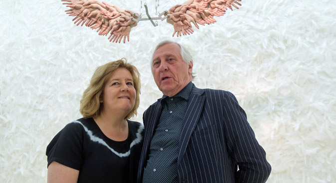 Britanski redatelj Peter Greenaway i njegova supruga, nizozemska redateljica Saskia Boddeke, poziraju fotografu na svojoj izložbi „Pokornost. Instalacija u 15 soba“' u Židovskom muzeju u Berlinu 21. svibnja 2015. Izvor: EPA.
