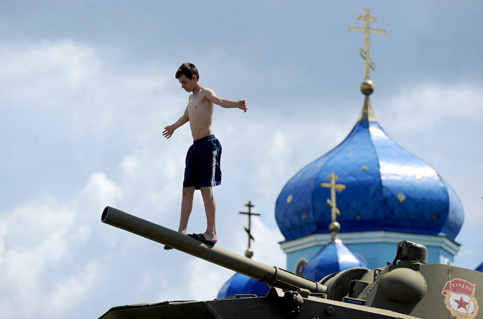 Dječak se igra na oklopnom transporteru u selu Černicino u Kurskoj regiji, 545 kilometara južno od Moskve. 