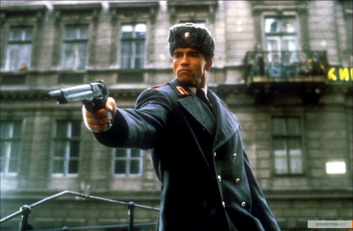 El capitán de policía Iván Danko, interpretado por Arnold Schwarzenegger en Calor Rojo (1988)