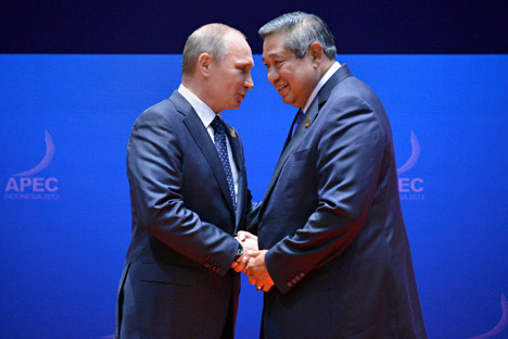 Vladimir Putin dan Susilo Bambang Yudhoyono di PTT APEC di Bali, Indonesia. Kredit: AP.