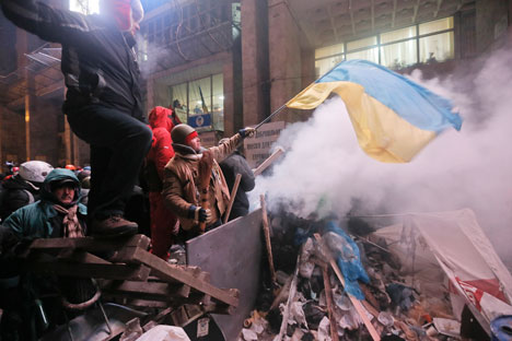Krisis identitas: demonstran pro-Eropa mengibarkan bendera nasional di Kiev. Sumber: AP