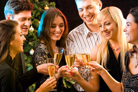 Tradisi lama menyambut Tahun Baru dengan minum sampanye Perancis telah dipulihkan. Sumber: PhotoXPress 