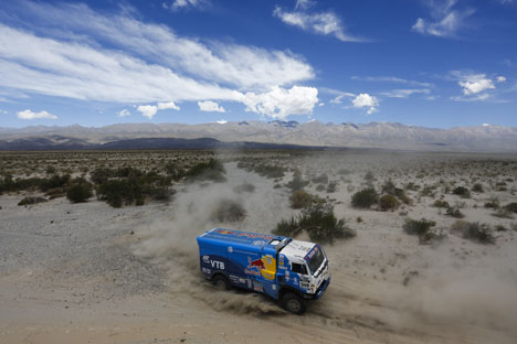 Etape kelima Dakar 2013 terbukti lebih berhasil untuk pembalap Rusia. Sumber: AP