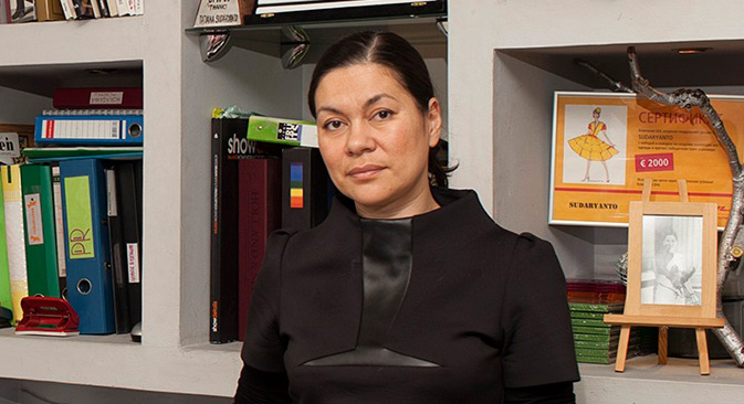 Tatyana Sudaryanto, perancang busana Rusia berketurunan Indonesia, di studionya, Moskow, Rusia. Kredit: Elena Pochetova
