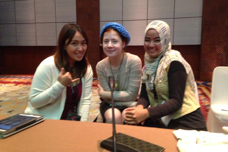 Saya bersama dua orang teman saya yang juga peserta BSBI, Aira Yoshida dari Filipina (kiri) dan Nurlaily Fitri dari Indonesia. Foto: penulis