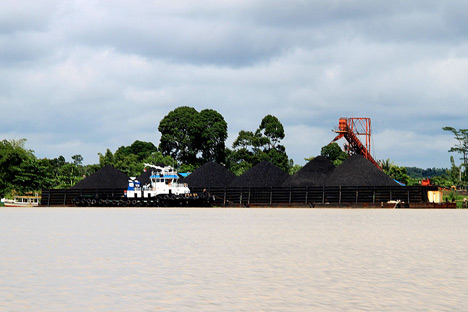 Selama ini, jutaan ton batu bara diangkut menggunakan kapal tongkang besar dengan susah payah melewati sungai-sungai di Kalimantan.