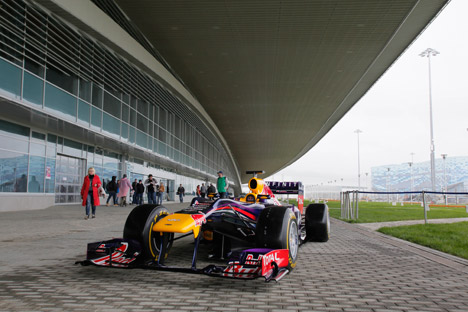 Juara Dunia Sebastian Vettel sedang melakukan sesi uji coba di sirkuit Sochi untuk Grand Prix Rusia 2014. Foto: AP