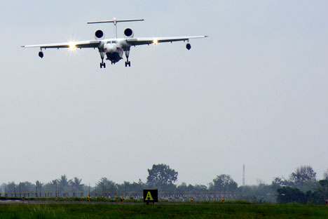 Pesawat amfibi Be-200  dapat mengumpulkan 12-13 ton air dalam waktu 12-14 detik. Foto: Mikhail Tsyganov