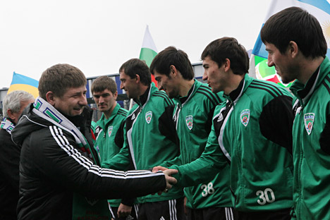 Presiden Chechen Ramzan Kadyrov (kiri) bersama para pemain sepakbola Terek. Foto: Said Tcarnaev