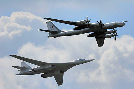 Pesawat Tu-95 (atas) dan pesawat Tu-160 (bawah) dalam penerbangan. Foto: ITAR-TASS