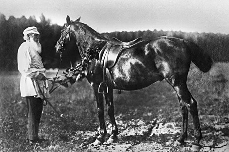 Leo Tolstoy dan kudanya di ladang perkebunan keluarganya, Yasnaya Polyana. Foto: ITAR-TASS 