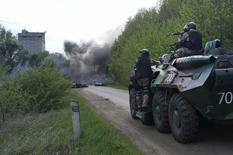 Operasi militer yang dilakukan tentara Ukraina di Slovyansk menawaskan lima orang milisi lokal dan melukai seorang polisi sebelum akhirnya serangan tersebut dihentikan. Foto: AP