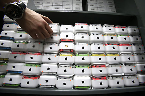 Di Rusia, model iPhone termurah dibanderol seharga 29.990 rubel (setara 609,3 euro). Foto: Press Photo
