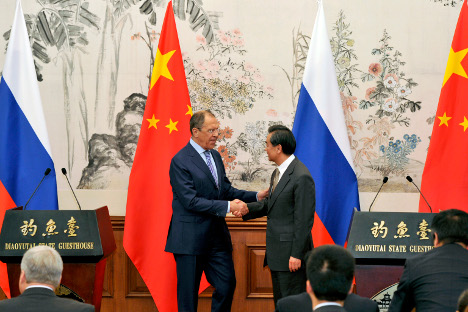 Menteri Luar Negeri Rusia Sergei Lavrov (kiri) dan Menteri Luar Negeri Republik Rakyat Tiongkok Wang Yi bertemu pada 15 April 2014 lalu. Foto: Reuters