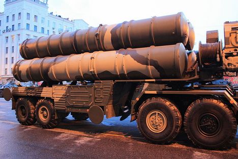 Delapan unit peluncur rudal pertahanan udara S-400 tampil dalam parade di Lapangan Merah Moskow pada peringatan peringatan ke-69 kemenangan Rusia dalam Perang Patriotik Raya, Jumat (9/5) lalu. Foto: Wikipedia.org