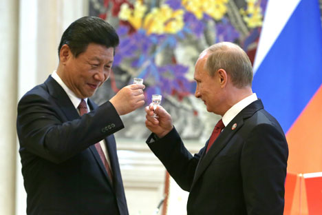 Presiden Rusia Vladimir Putin bersulang dengan Presiden Tiongkok Xi Jinping merayakan kesepakatan kerja sama antara Rusia-Tiongkok. Foto: ITAR-TASS