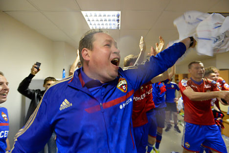 Pelatih CSKA Moskow, Leonid Slutsky, merayakan kemenangan bersama timnya. Foto: Mikhail Sinizyn/Rossiyskaya Gazeta