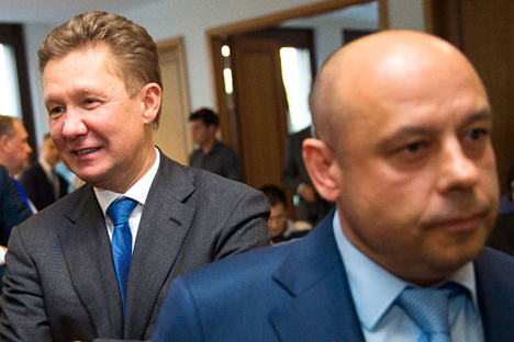 Menteri Energi Ukraina Yuri Prodan (kanan) berjalan melewati CEO Gazprom Alexei Miller setelah forum negosiasi energi antara Uni Eropa, Ukraina, dan Rusia dalam sidang Komisi Uni Eropa di Berlin 26 Mei 2014. Foto: Reuters 