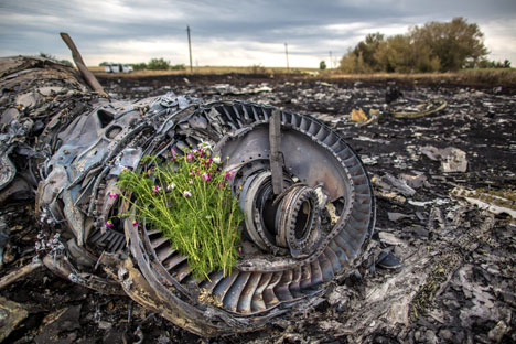 Bunga di sisa rongsokan mesin peswat Boeing 777 Malaysia Airlines yang jatuh di dekat kota Shakhtyorsk, Donetsk. Foto: Andrei Stenin/RIA Novosti