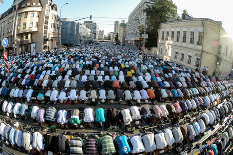 Berdasarkan data Kementerian Dalam Negeri Rusia, ada 165 ribu umat muslim di jalan-jalan kota Moskow yang ingin merayakan Idul Fitri sejak dini hari. Foto: Ramil Sitdikov/RIA Novosti