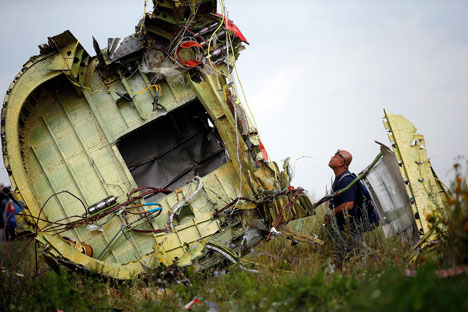 Pesawat Boeing 777 Malaysia Airlines jatuh di dekat kota Shakhtyorsk, wilayah Donetsk pada 17 Juli 2014. Foto: Reuters