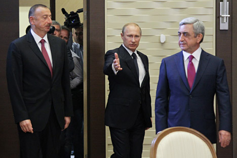 Presiden Rusia Vladimir Putin mengundang Presiden Azerbaijan Ilham Aliyev (kiri) dan Presiden Armenia Serzh Sargsyan (kanan) ke kediamannya di Sochi untuk mencegah eskalasi konflik antara Azerbaijan dan Armenia. Foto: Olesya Kurpyaeva