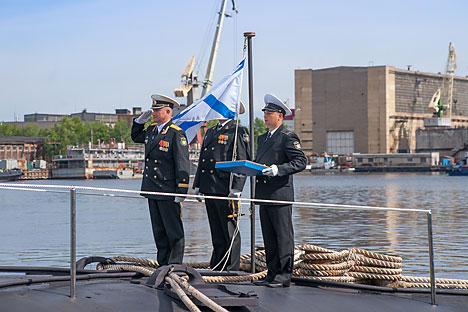 Awak Proyek 885 K-560 Yasen/kapal selam kelas Severodvinsk menyaksikan upacara pengibaran bendera di atas kapal selam di dekat galangan kapal selam nuklir Sevmash. Foto: RIA Novosti 