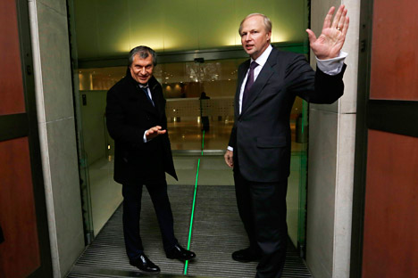 CEO British Petroleum Bob Dudley (kanan) dan CEO Rosneft Igor Sechin. Foto: Reuters