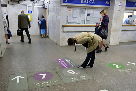 Rambu-rambu baru telah terpasang di lantai beberapa stasiun kereta bawah tanah Moskow untuk menunjukkan arah transit atau keluar stasiun. Foto: Vladimir Pesnya/RIA Novosti