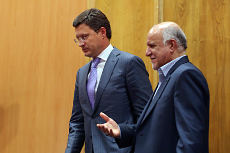 Menteri Energi Rusia Alexander Novak (kiri) dan Menteri Perminyakan Iran Bijan Zanganeh setelah pertemuan di Teheran pada tanggal 9 September 2014. Foto: AP