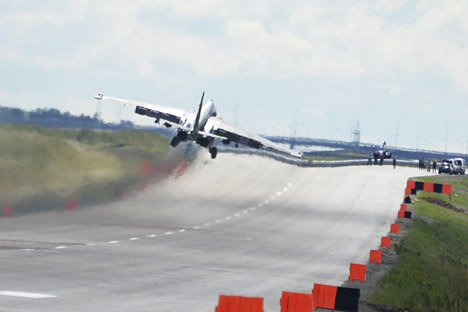 Pesawat tempur Su-25 melakukan pendaratan di lintasan mobil di kawasan Primorye, Rusia. Foto: ITAR-TASS
