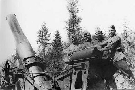Gagasan untuk menciptakan senjata darat bertenaga besar pertama kali diutarakan di lingkungan militer pada 1915, di tengah panasnya Perang Dunia I.