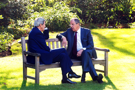 Menteri Luar Negeri AS John Kerry (kiri) dan Menteri Luar Negeri Rusia Sergey Lavrov berdiskusi dalam pertemuan selama tiga jam di Paris. Foto: Eduard Pesov/MFA Russia