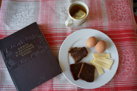 Roti cokelat, sepotong keju, dan telur rebus—ini adalah menu sarapan yang dibuat dari rekomendasi Buku Makanan Sehat dan Lezat Soviet. Foto: Anna Kharzeeva 