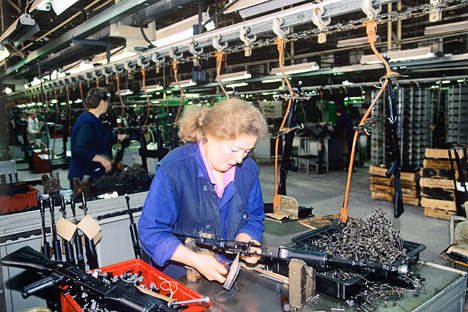 Proses produksi AK-47 di Pabrik Mesin Izhevsk. Foto: Vladimir Vyatkin/RIA Novosti 