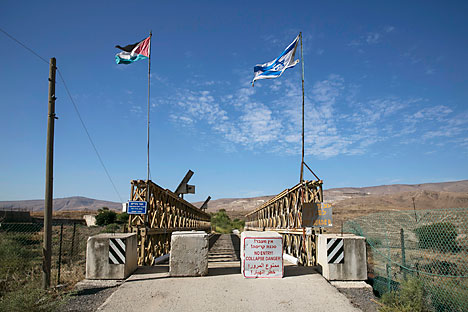 Bendera nasional Yordania dan Israel berkibar berdampingan di jembatan Naharayim, di perbatasan antara Israel dan Yordania, 22 Oktober 2014. Foto: Reuters  Sumber: Russia Beyond the Headlines -