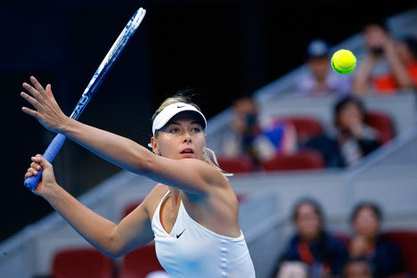 Maria Sharapova dalam pertandingan final tenis tunggal putri di turnamen China Open di Beijing 5 Oktober 2014. Foto: Reuters