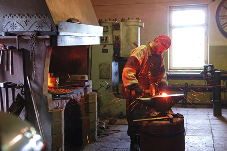 Alexander Bychkov, seorang pandai besi, sedang mengolah baja dengan menggunakan teknologi baja Damaskus. Suzdal, 2006. Foto: Sergey Pyatakov/RIA Novosti