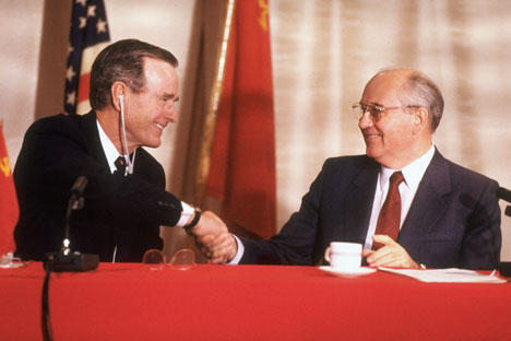 Presiden Amerika Serikat George Bush, Sr. dan Pemimpin Soviet Mikhail Gorbachev berjabat tangan di KTT Malta, 1989.