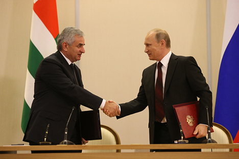 Presiden Rusia Vladimir Putin dan Presiden Abkhazia Raul Khajimba telah menandatangani perjanjian aliansi dan kemitraan strategis. Foto: Konstantín Zavrazhin