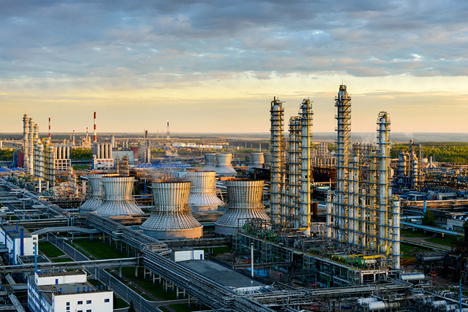 Pabrik Nizhnekamsk, salah satu pabrik petrokimia terbesar di Eropa, merupakan pabrik yang memproduksi bahan-bahan plastik dan karet sintetis. Foto: Slava Stepanov/GELIO
