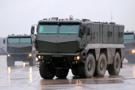 Kendaraan ini memiliki berat 25 ton, dilengkapi dengan mesin 450 tenaga kuda dengan transmisi otomatis, dan dapat mengangkut 16 tentara. Foto: Vitaly Belousov/RIA Novosti