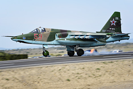 Su-25 merupakan pesawat bermesin jet ganda dengan bobot 17 ton. Foto: TASS