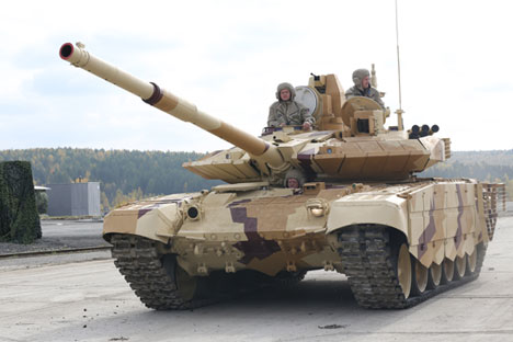 Tank Rusia T-90SM dipersenjatai dengan amunisi tambahan berupa senapan berdaya ledak tinggi terbaru ZVOF77V dengan peluru ZOF54. Foto: Wikipedia